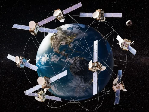 صورة تظهر عدد من نظم الأقمار الصناعية تدور حول الأرض